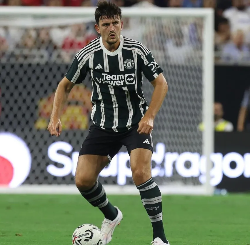 Maguire con la pelota en los pies