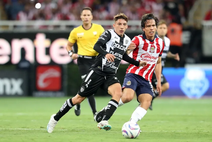 Disputa por el balón entre jugador de Chivas y Necaxa