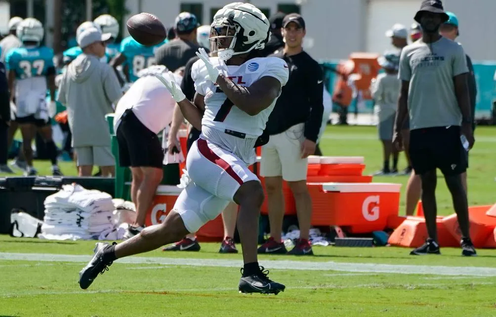 AP Bijan Robinson durante una práctica con los Falcons