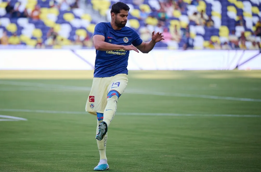 Néstor Araujo calentando previo a un partido