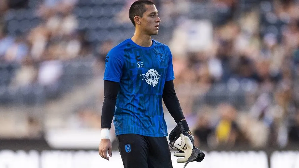 Fernando Tapia calentando previo al partido