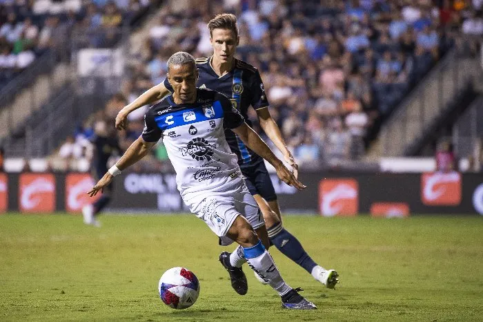Querétaro disputando el balón