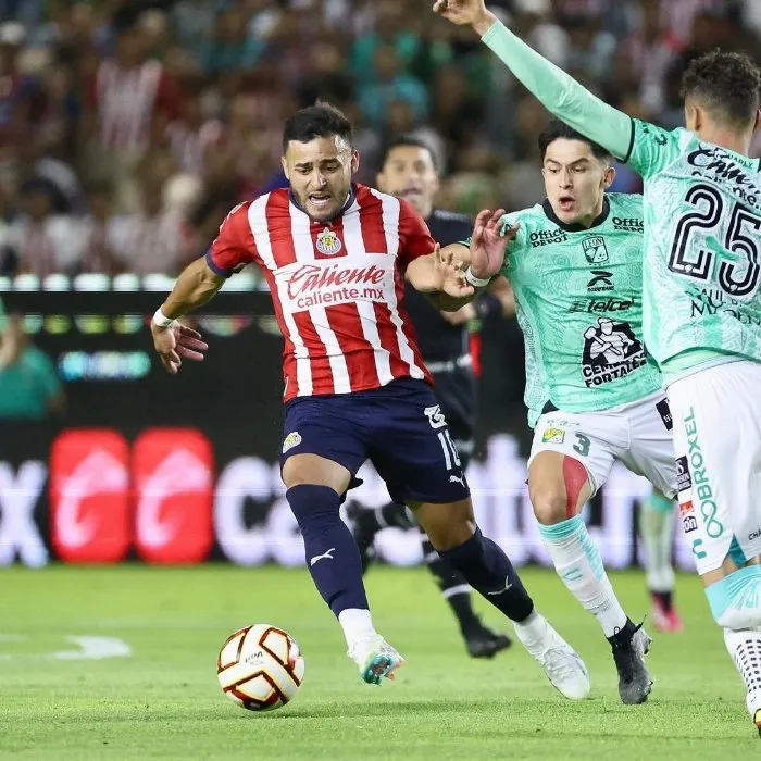 Vega enfrentando a los Tuzos del Pachuca