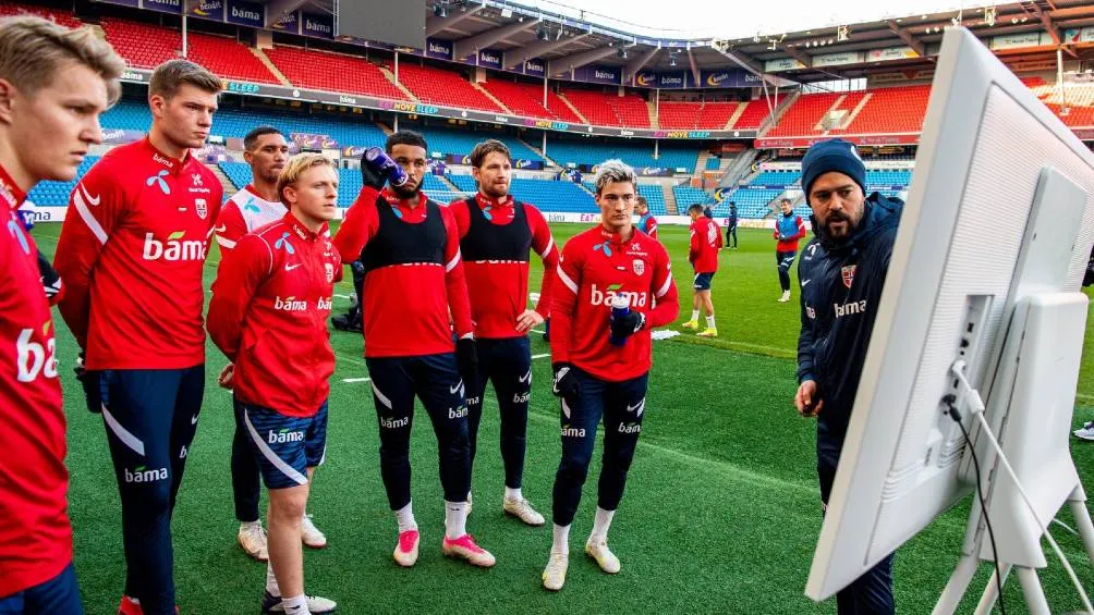 INSTAGRAM: @BerCuevaM Bernardo Cueva enseñando táctica a los jugadores