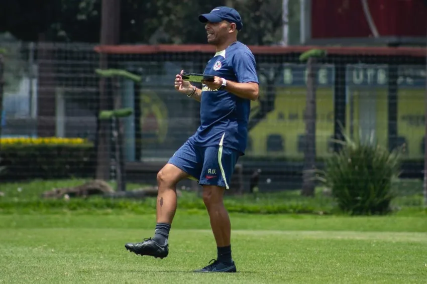 MIGUEL PONTÓN Ángel Villacampa en entrenamiento con América Femenil