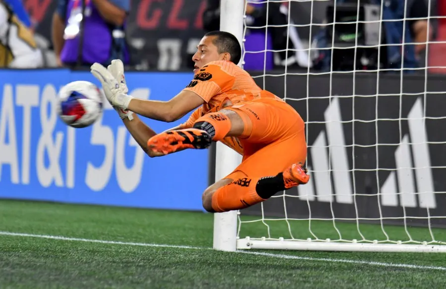 AP Fernando Tapia atajando un penalti