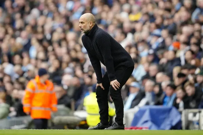 AP Pep Guardiola dirigiendo un partido
