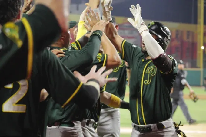 Pericos celebrando el triunfo