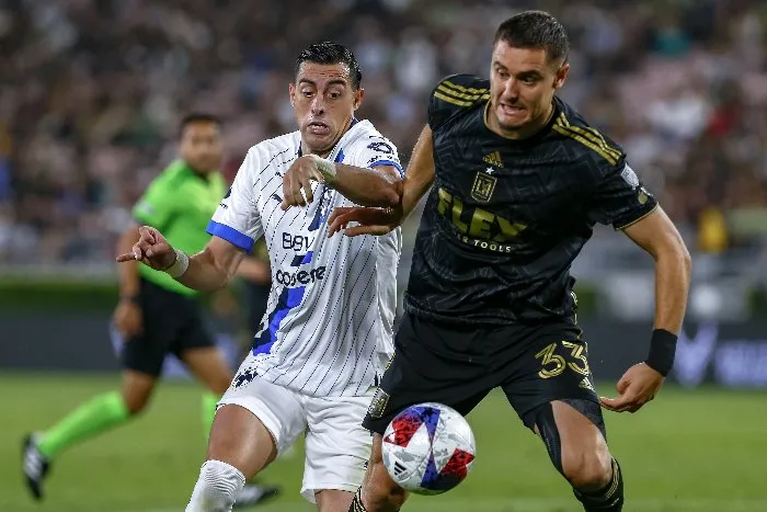 Funes Mori luchando por el balón