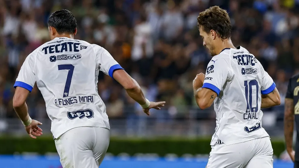 Funes Mori y Sergio Canales festejan el gol