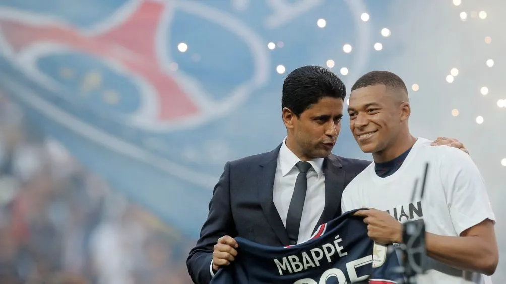 Mbappé y Al-Khelaifi en su renovación la temporada antepasada