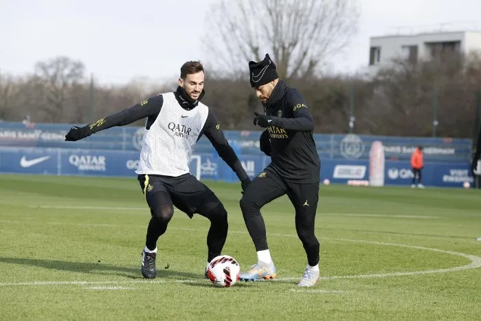 Neymar entrenando con el equipo parisino
