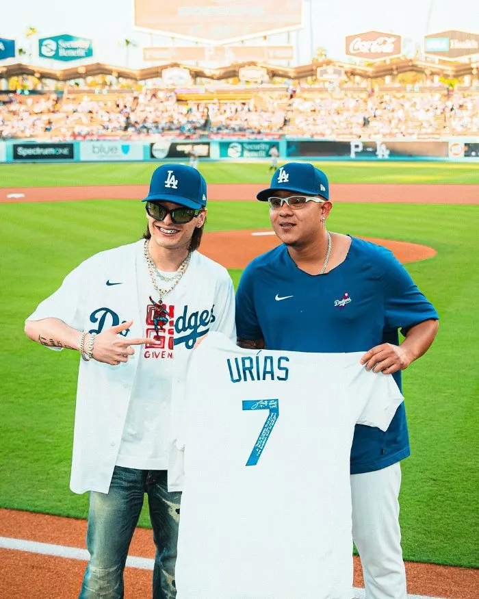 Peso Pluma junto a Julio Urías