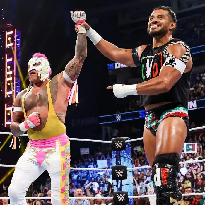 Rey Mysterio junto a Santos Escobar