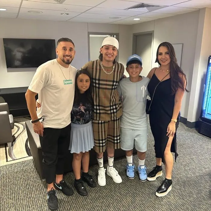Herrera junto a su familia y Peso Pluma