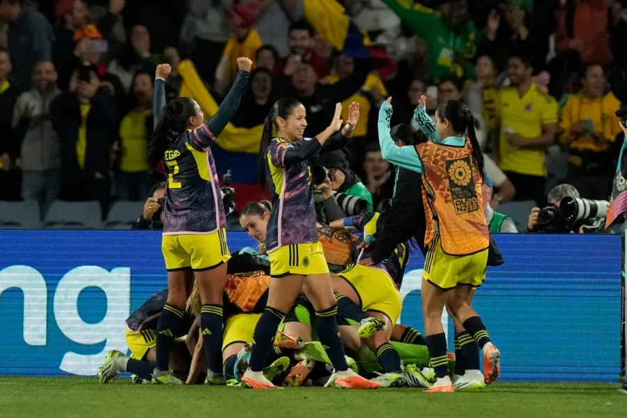 La Selección de Colombia festejando su gol