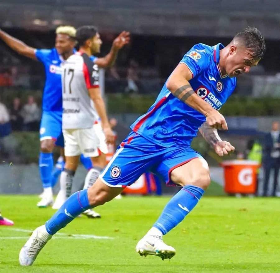 Augusto Lotti festejando un gol