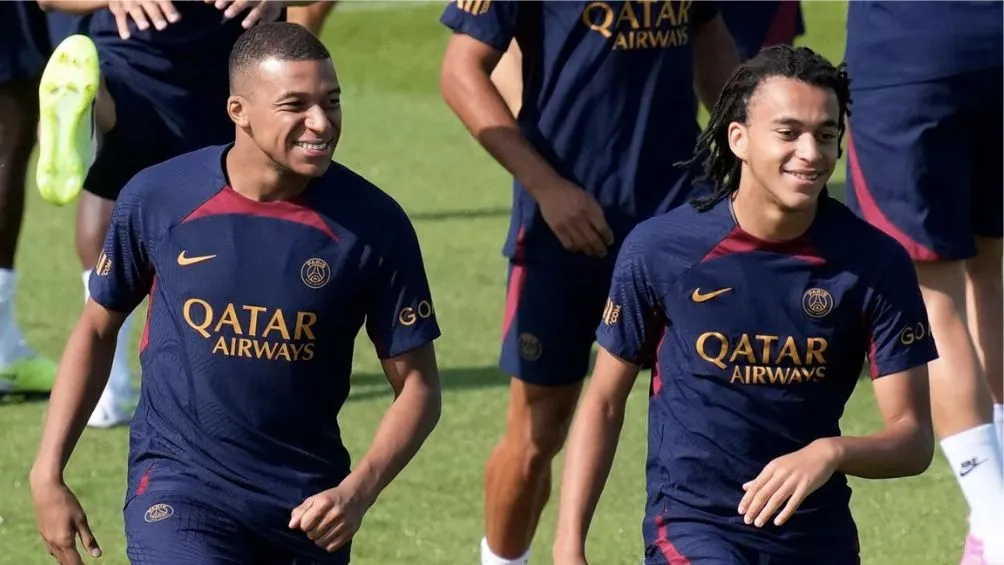 Kylian y su hermano entrenando con el PSG