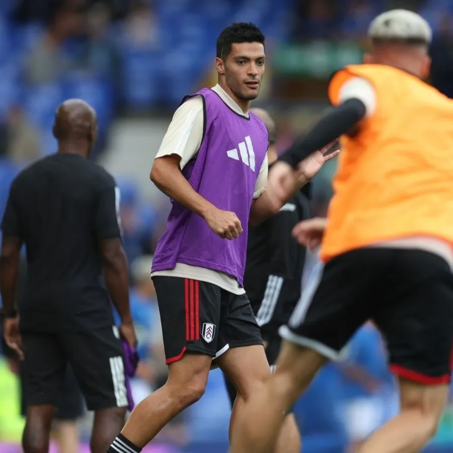 Raúl Jiménez en calentamiento