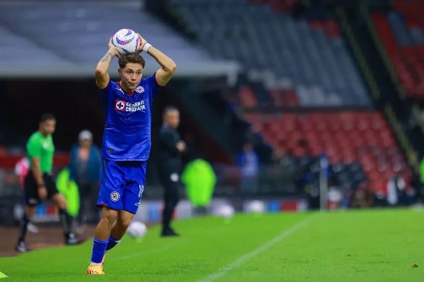 Rodrigo Huescas en un partido de Cruz Azul