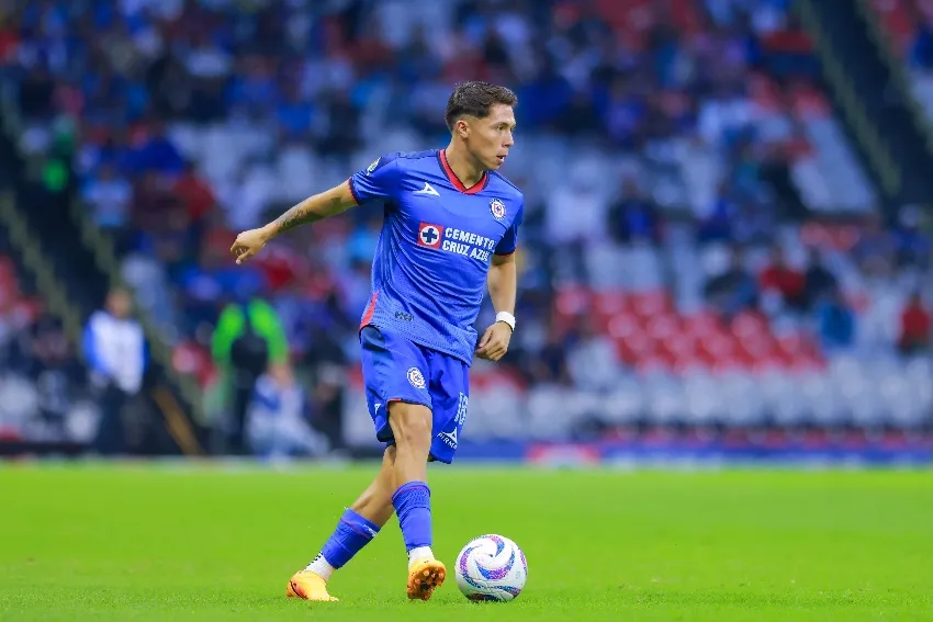 Rodrigo Huescas en un partido de Cruz Azul