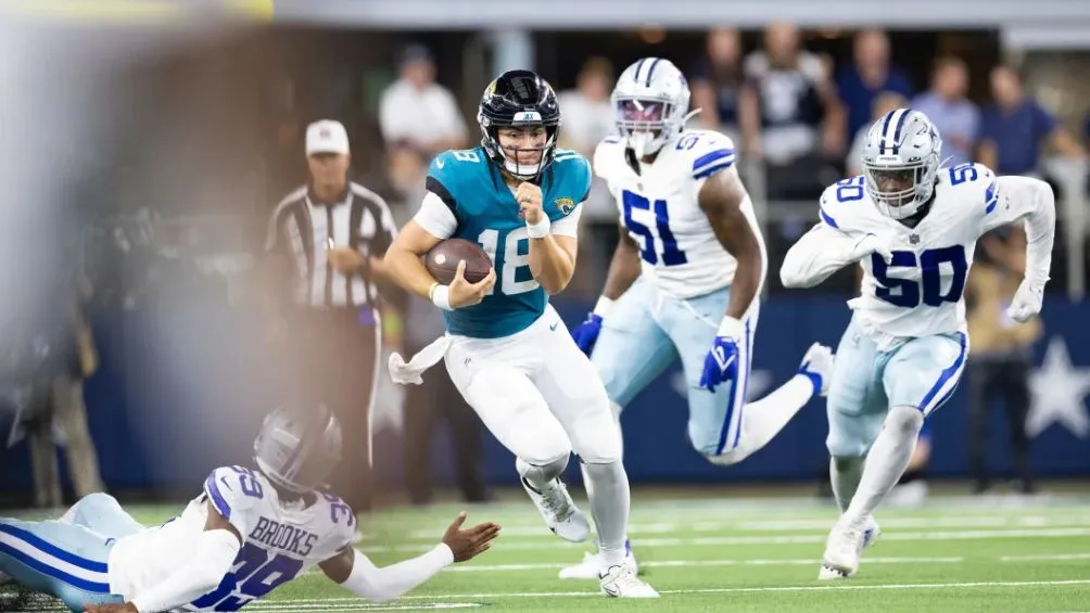 jaguars.com El QB corriendo ante la defensa de Dallas