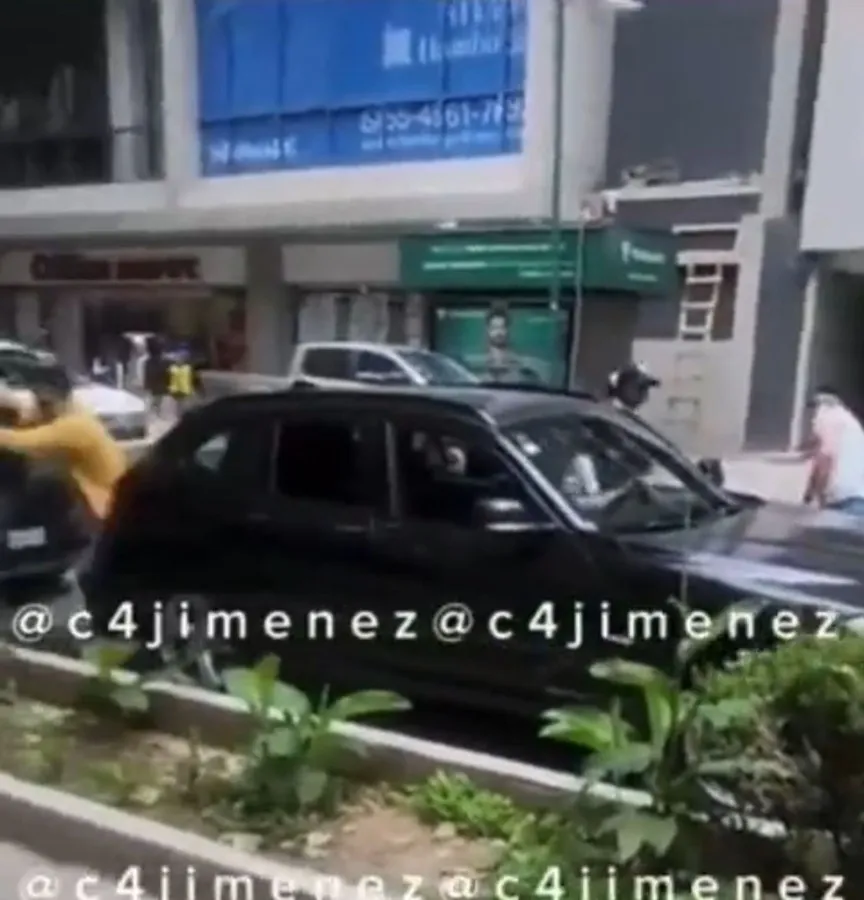 El agresor estacionó mal su coche