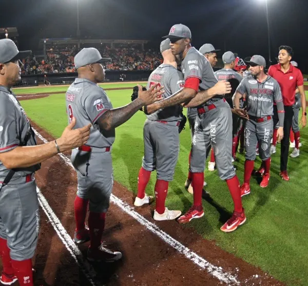 Diablos celebrando el triunfo