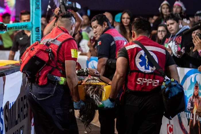 Psycho Clown salió en camilla