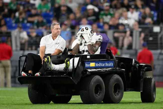 AP Shaun Bradley salió lesionado en el duelo ante Ravens