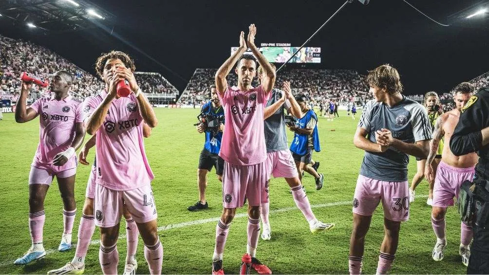 Sergio Busquets junto al equipo tras los Cuartos de Final