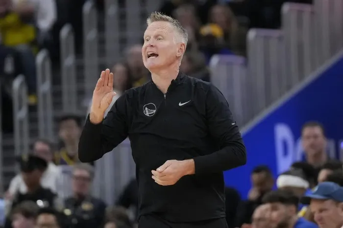 Kerr dando instrucciones a Golden State