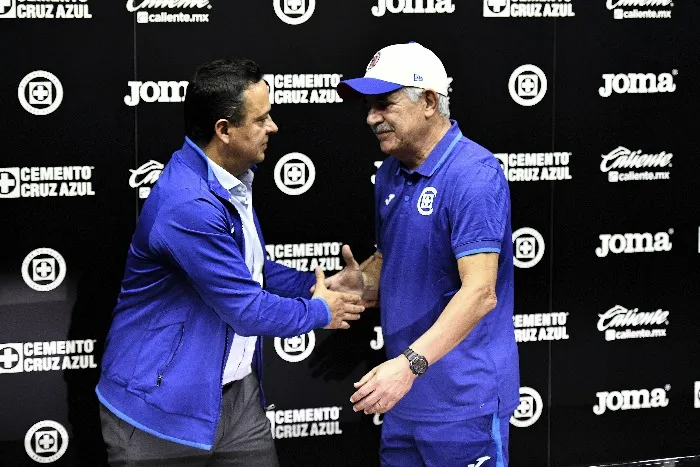 Víctor Velázquez con el Tuca Ferretti en su presentación