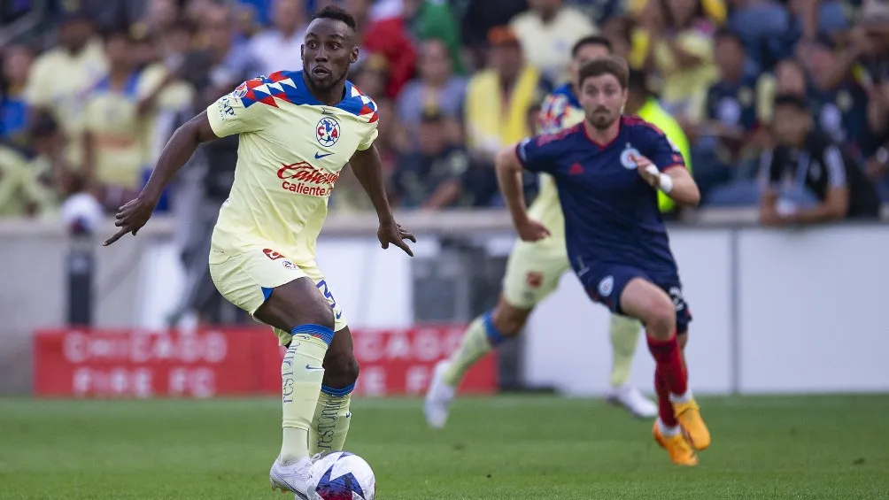 Julián Quiñones controlando el balón