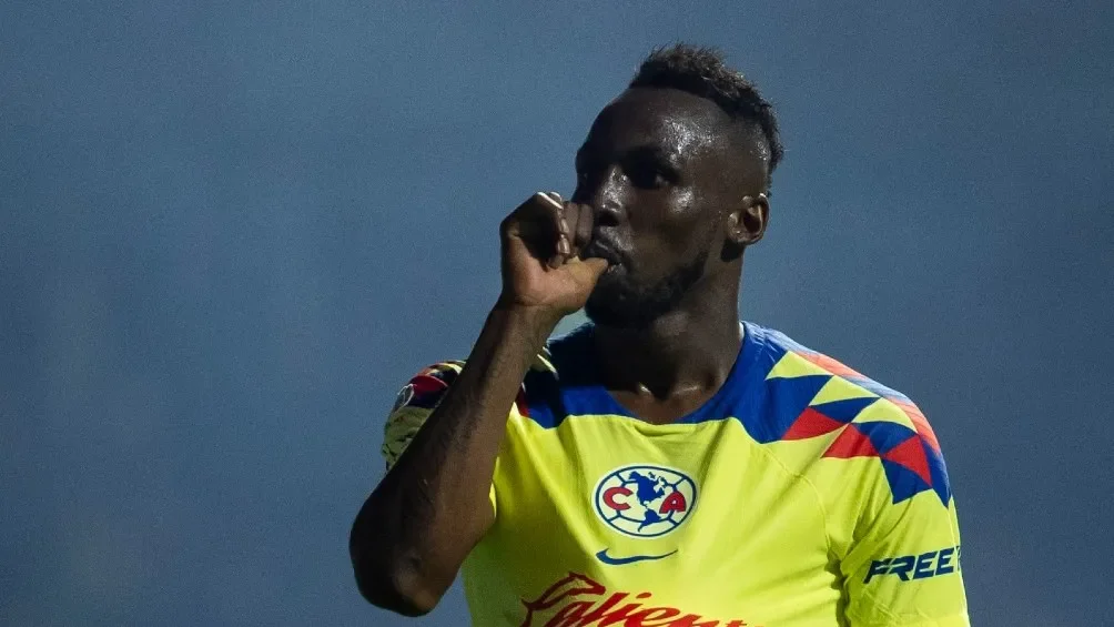 Julián Quiñones celebra un gol