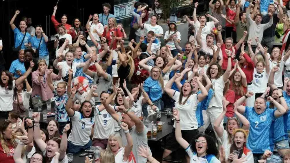 Las aficionadas británicas celebran el pase