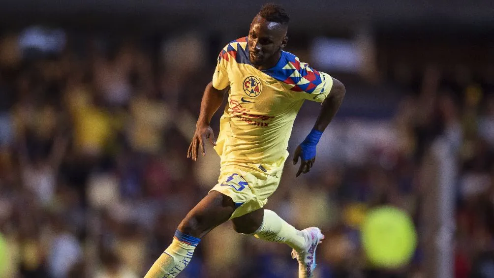 Quiñones jugando para las Águilas del América