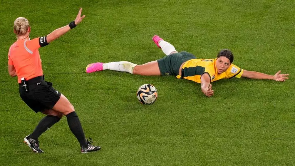 Sam Kerr tras sufrir una falta