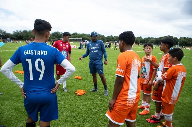Tuzos Acolman participaron en una clínica de futbol