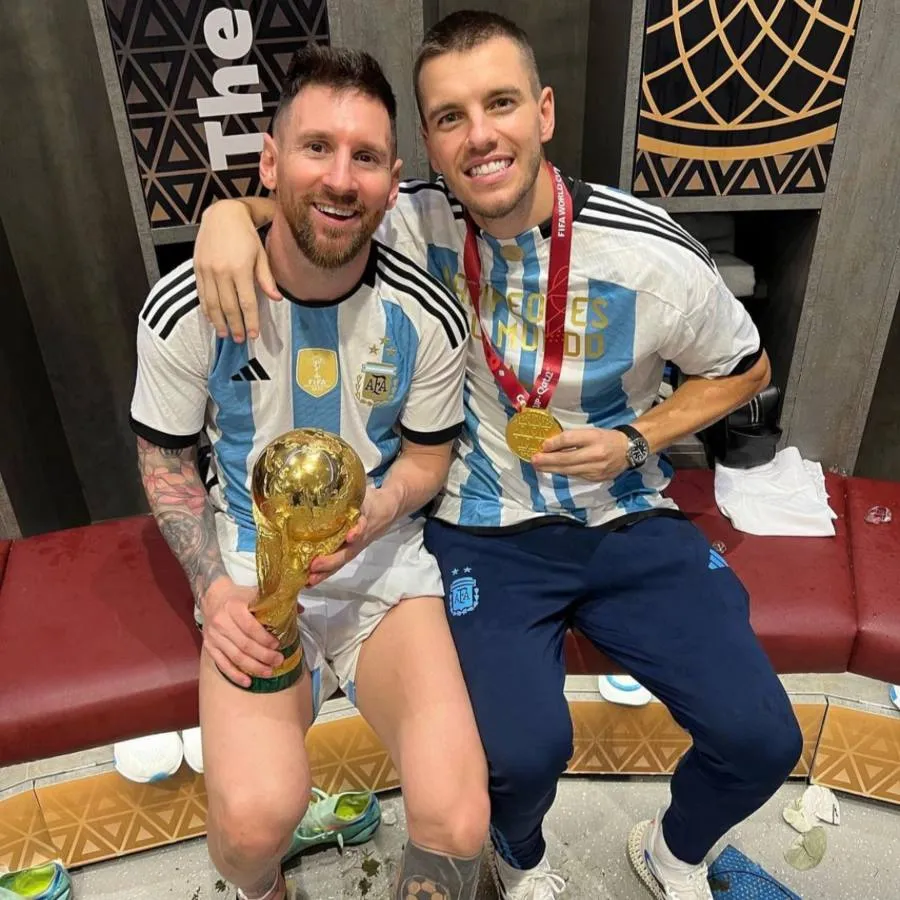 Lo Celso y Leo Messi con la Copa del Mundo