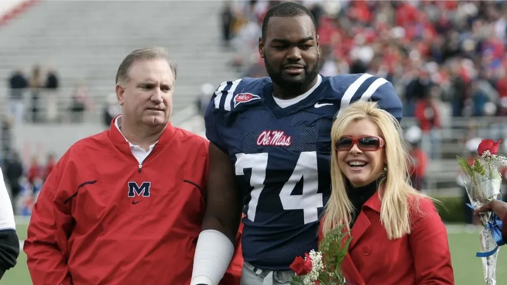 AP Michael Oher y su supuesta familia adoptiva