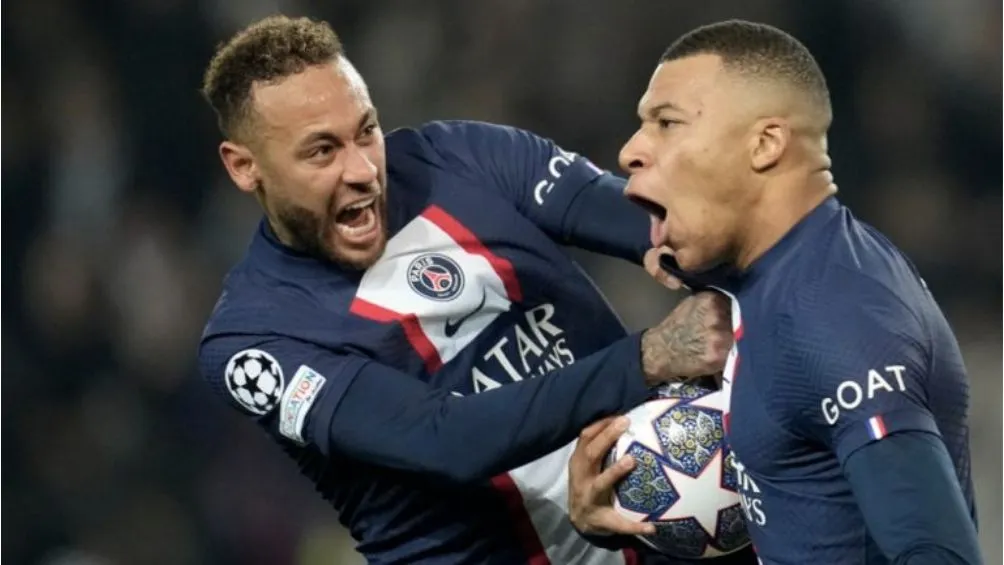 Neymar celebra con Mbappé