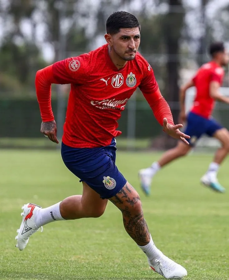 Víctor Guzmán entrenando con Chivas