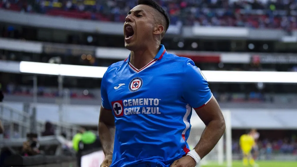 MEXSPORT Iván Morales festeja un gol con Cruz Azul