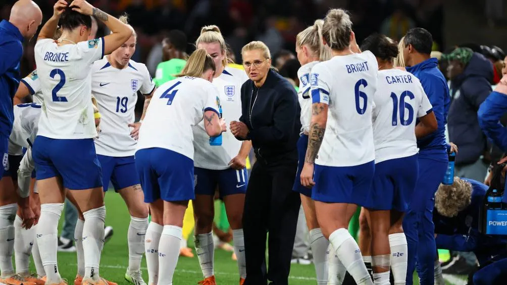 Sarina Wiegman dando indicaciones