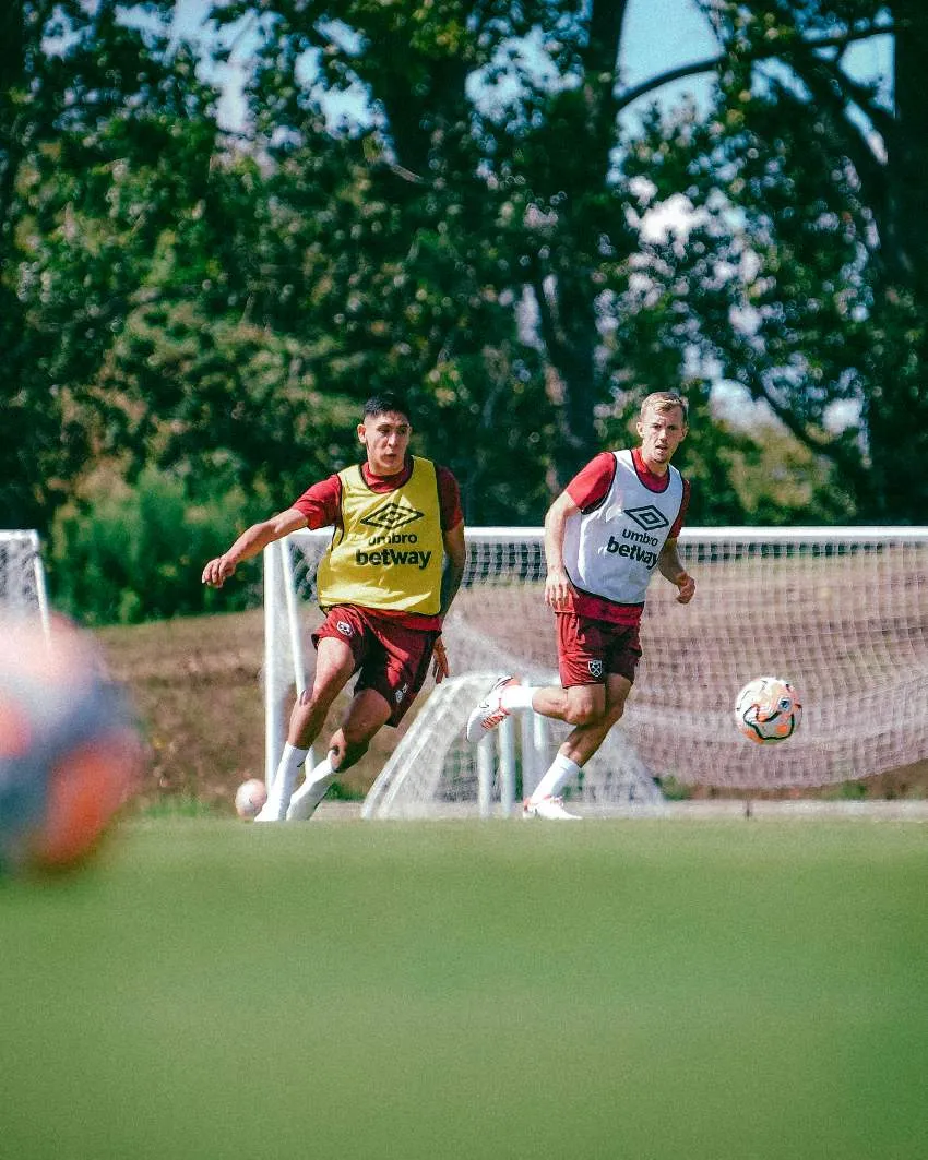 Edson Álvarez en entrenamiento con West Ham