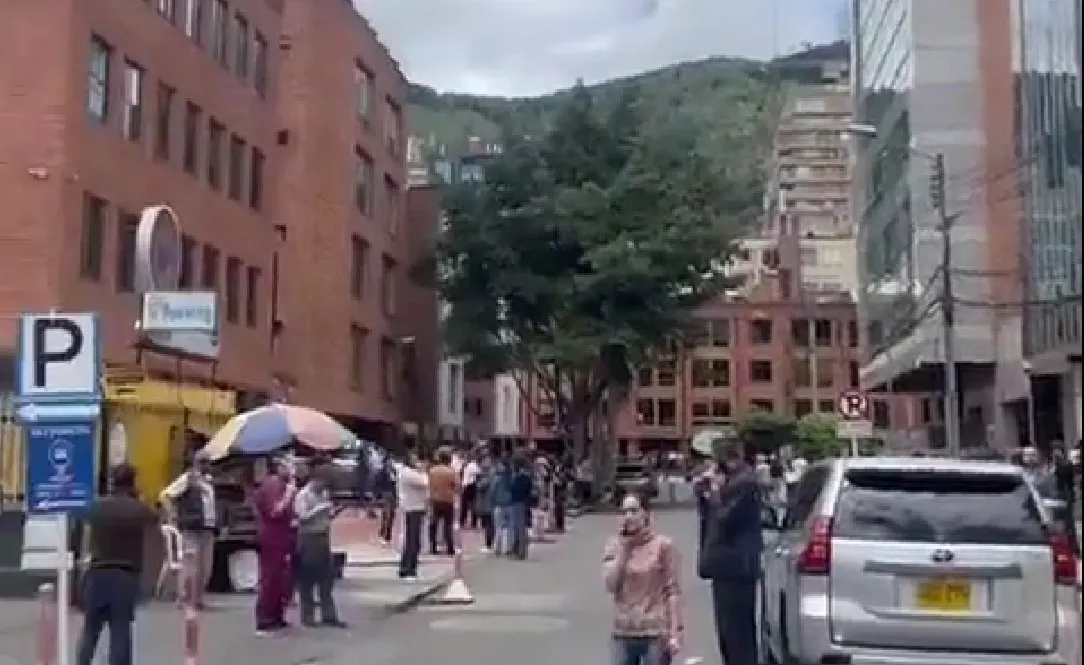 CAPTURA DE PANTALLA Personas en Colombia durante el sismo