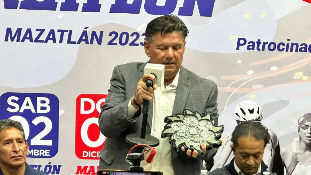 Ismael Barros durante la conferencia