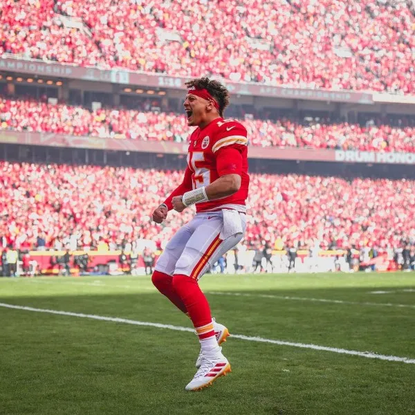Mahomes celebrando durante un juego