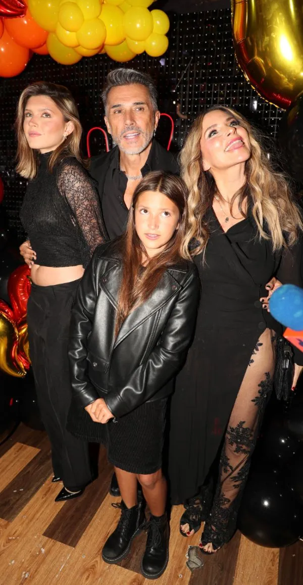 Sergio Mayer junto a sus hijas y esposa, Issabela Camil.